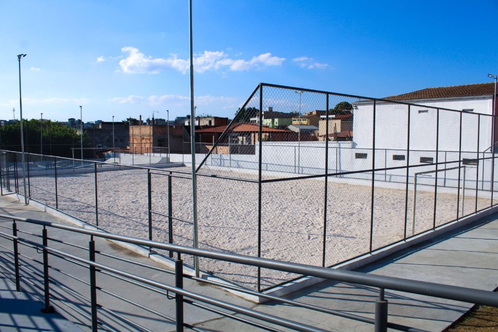 Quadra de areia e instalações esportivas do parque